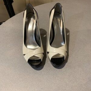 Alfani Ivory/Black Platform Pumps sz 8.5 M